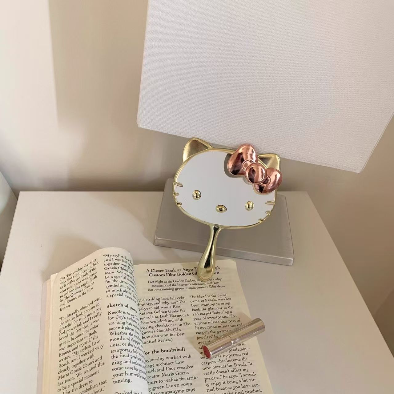HelloKitty Cute and stylish handheld convenience mirror